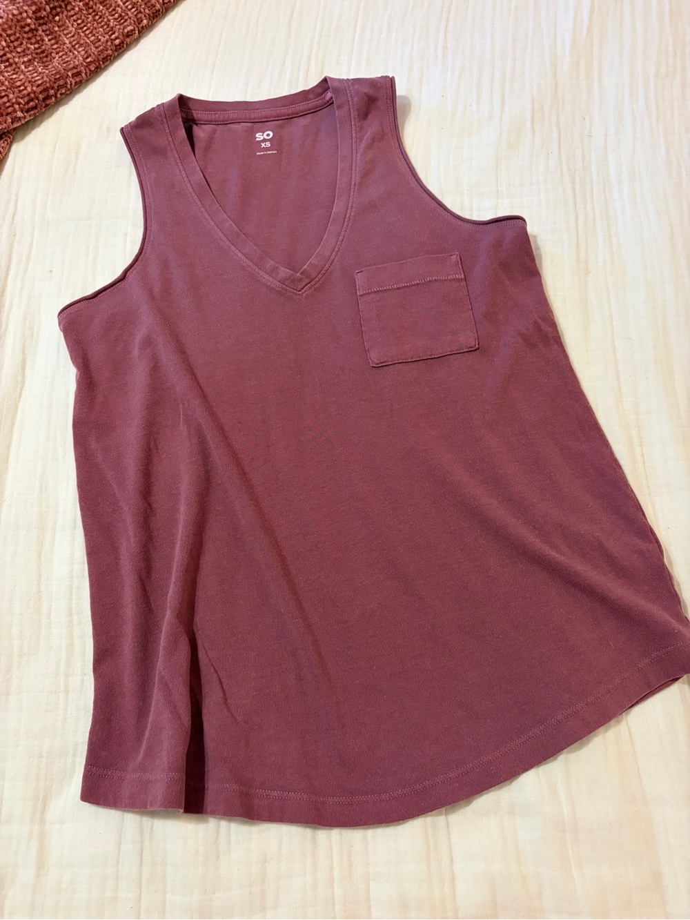 SO V-Neck Pocket Tank Top in Deep Maroon